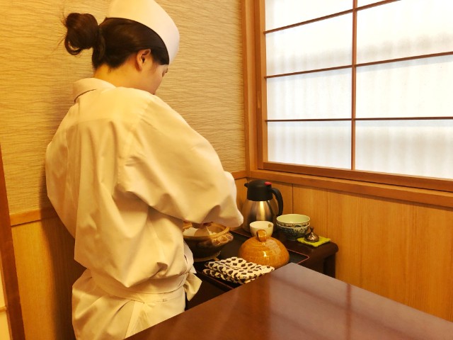 四間道/円頓寺 懐石 和食【那古野 みつ林】土鍋ごはんをよそう