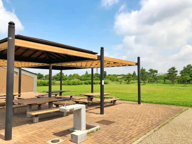 【とだがわこどもランド(戸田川緑地)】屋根付きベンチ